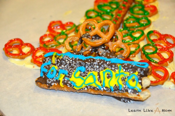 Santa Snacks Made with Pretzels and Chocolate - Learn Like A Mom! These treats are made with love for Santa (or his little helpers!) https://learnlikeamom.com/santa-snacks/ #recipeforsanta #treatsforsanta #chocolatepretzels